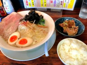 油淋鶏が3個と小ライスと背脂ラーメンのセットです